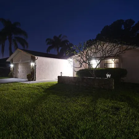 Largo Oasis With Pool And Grill 10 Min To Beach!